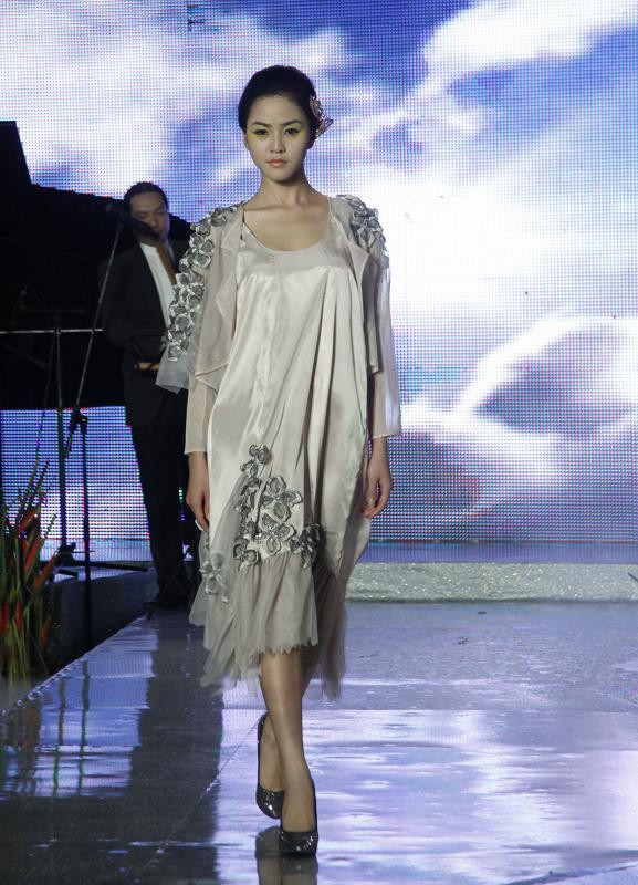 Sau trang phục của nhóm F8, Phan Thị Lý tiếp tục thu hút sự chú ý với trang phục của NTK Hà Duy.