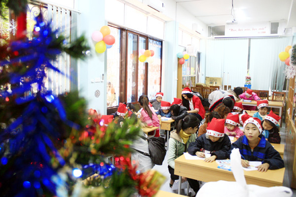 Lớp học Hy Vọng rộn rã tiếng cười nói khi có thêm sự xuất hiện của hoa hậu Ngọc Hân Lớp học Hy Vọng rộn rã tiếng cười nói khi có thêm sự xuất hiện của hoa hậu Ngọc Hân