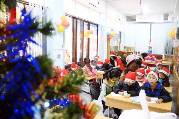 Lớp học Hy Vọng rộn rã tiếng cười nói khi có thêm sự xuất hiện của hoa hậu Ngọc Hân Lớp học Hy Vọng rộn rã tiếng cười nói khi có thêm sự xuất hiện của hoa hậu Ngọc Hân