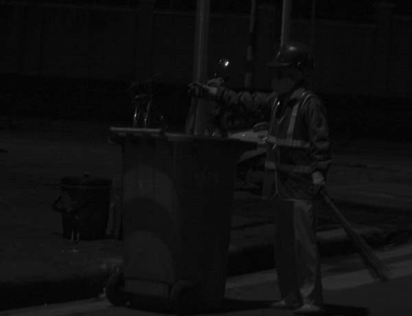 Những người lao công vẫn miệt mài thu gom rác. Từng nhát chổi nặng trĩu. Những người lao công vẫn miệt mài thu gom rác. Từng nhát chổi nặng trĩu.