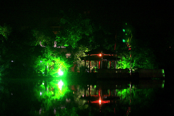 Phía trong đền Ngọc Sơn những ánh đèn vẫn sáng tỏ lung linh huyền ảo Phía trong đền Ngọc Sơn những ánh đèn vẫn sáng tỏ lung linh huyền ảo