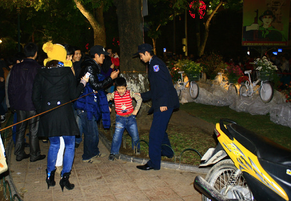 Đáng ngạc nhiên là tại Phố hoa 2012, những người dân thiếu ý thức lại là... trẻ em và những người "khuyến khích" cho các em lại là các bậc phụ huynh Đáng ngạc nhiên là tại Phố hoa 2012, những người dân thiếu ý thức lại là... trẻ em và những người "khuyến khích" cho các em lại là các bậc phụ huynh