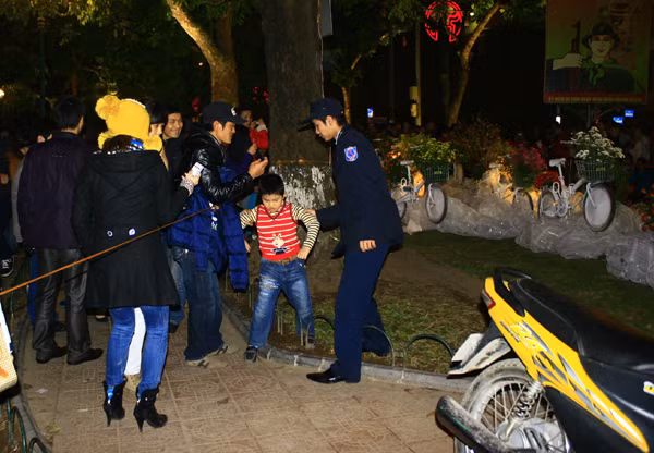 Đáng ngạc nhiên là tại Phố hoa 2012, những người dân thiếu ý thức lại là... trẻ em và những người "khuyến khích" cho các em lại là các bậc phụ huynh