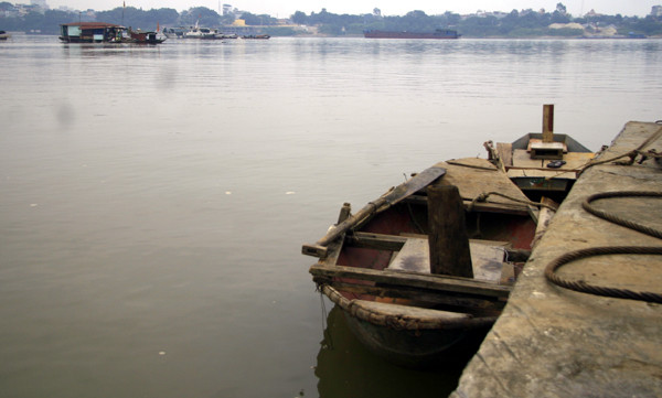 Những chiếc thuyền thô sơ này là cầu nối giữa các em và thế giới bên ngoài Những chiếc thuyền thô sơ này là cầu nối giữa các em và thế giới bên ngoài