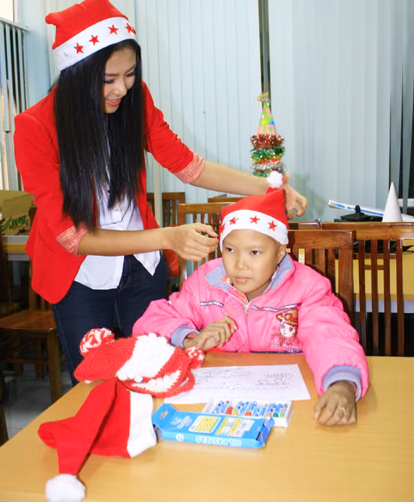 Hoa hậu Ngọc Hân xuống tận nơi đội mũ ông già Noel cho các em nhỏ Hoa hậu Ngọc Hân xuống tận nơi đội mũ ông già Noel cho các em nhỏ