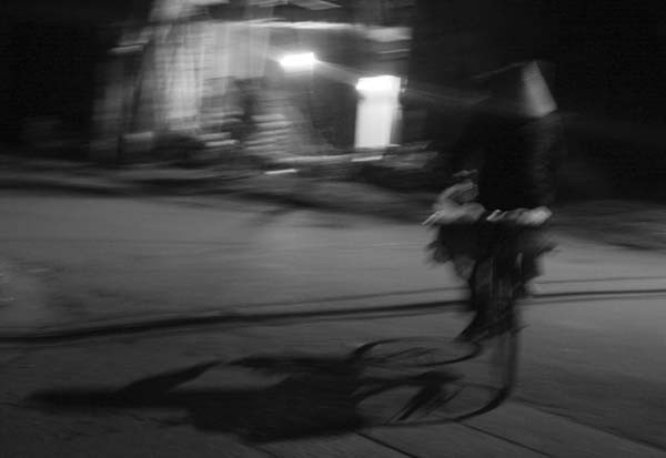 Mình ta với ta nhạt nhòa giữa màn đêm đen kịt và gió lạnh Mình ta với ta nhạt nhòa giữa màn đêm đen kịt và gió lạnh