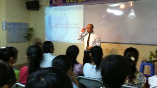 “Diễn giả” Trần Văn Hưng, phó giám đốc điều hành Học viện đào tạo kỹ năng mềm KDI - Việt Nam, giảng về kỹ năng mềm chiều 7.10 - Ảnh: Thuận Thắng “Diễn giả” Trần Văn Hưng, phó giám đốc điều hành Học viện đào tạo kỹ năng mềm KDI - Việt Nam, giảng về kỹ năng mềm chiều 7.10 - Ảnh: Thuận Thắng