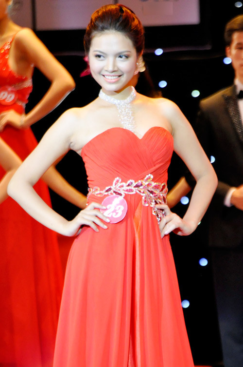 Đỗ Thùy Dương trong đêm chung kết cuộc thi Hoa khôi Sinh viên Hà Nội. Tân hoa khôi SV 'cũng từng ngựa non háu đá'