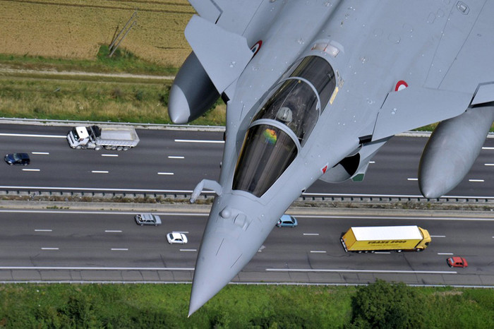 Máy bay chiến đấu Rafale bay qua một đường cao tốc ở thủ đô Paris.