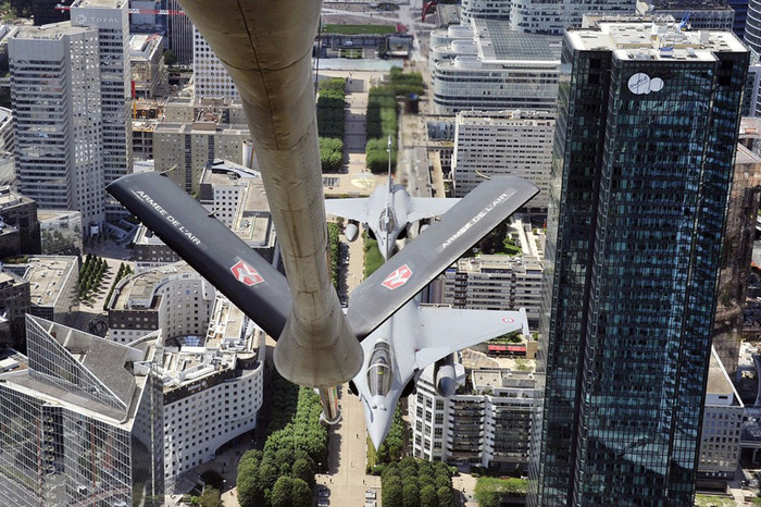 Máy bay chiến đấu Rafale và máy bay chở dầu C-135 bay qua La Défense. Đây là khu phố văn phòng quan trọng bậc nhất châu Âu, với nhiều nhà chọc trời, tập trung những công ty lớn hàng đầu Pháp cũng như thế giới.