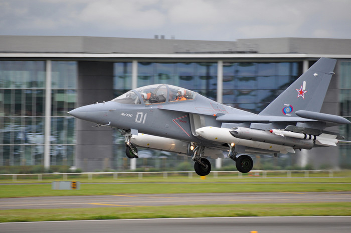 Máy bay huấn luyện – chiến đấu Yak-130 (số hiệu 01) của Nga thực hiện màn trình diễn tại Farnborough Airshow 2012. Máy bay huấn luyện – chiến đấu Yak-130 (số hiệu 01) của Nga thực hiện màn trình diễn tại Farnborough Airshow 2012.