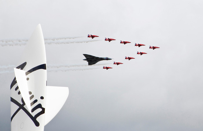Máy bay ném bom Avro Vulcan và đội bay trình diễn Mũi tên Đỏ (Red Arrows) của Anh nhìn từ Tàu du lịch vũ trụ VSS Enterprise. Máy bay ném bom Avro Vulcan và đội bay trình diễn Mũi tên Đỏ (Red Arrows) của Anh nhìn từ Tàu du lịch vũ trụ VSS Enterprise.