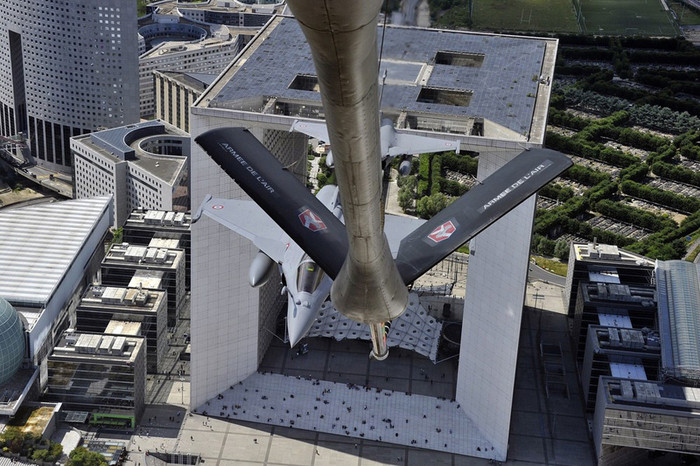 Đây là hình ảnh được chụp khi máy bay chở dầu Boeing C-135 cùng máy báy chiến đấu Rafale bay qua công trình Grande Arche.