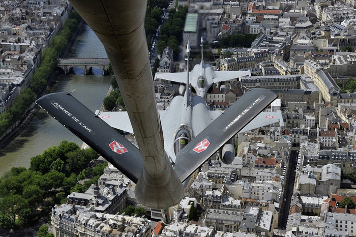 Rafale và C-135 bay qua trung tâm thủ đô Paris dọc theo sông Seine. Seine là con sông chảy chủ yếu qua Troyes, Paris và Rouen. Vì là con sông chảy xuyên qua Paris, hai bờ sông Seine ở khu vực Paris có rất nhiều công trình nổi tiếng.