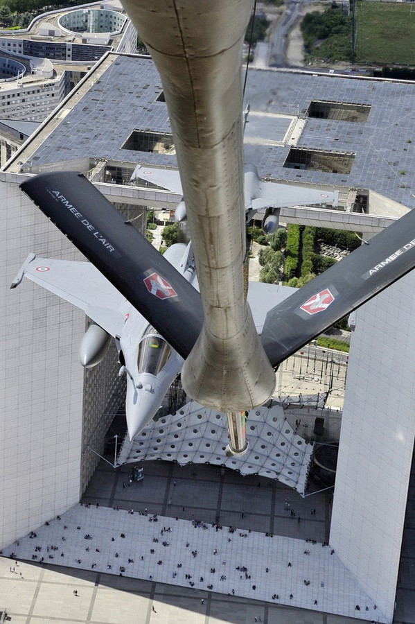 Grande Arche, tên chính thức Grande Arche de la Fraternité hay còn được gọi Arche de la Défense, là một công trình nằm ở khu La Défense, thuộc ngoại ô về phía Tây thành phố Paris.