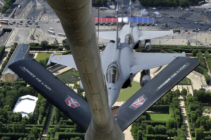 Máy bay chiến đấu Rafale và máy bay chở dầu C-135 bay qua khu vườn Tuileries ở trung tâm thành phố Paris. Ở vị trí này trước đây là cung điện hoàng gia Tuileries cùng khu vườn. Nhưng cuối thế kỷ 19, cung điện bị đốt cháy và phá hủy sau đó. Ngày nay nơi đây chỉ còn vườn Tuileries.