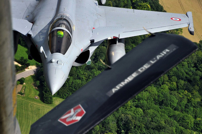 Được xây dựng bởi công ty xây dựng Pháp Bouygues, công trình Grande Arche khánh thành vào tháng 7 năm 1989, kỷ niệm 200 năm Cách mạng Pháp. Nằm ở phía Tây-Đông của Paris, Grande Arche có thể nhìn thấy từ vườn Tuileries xuyên qua Khải Hoàn Môn.