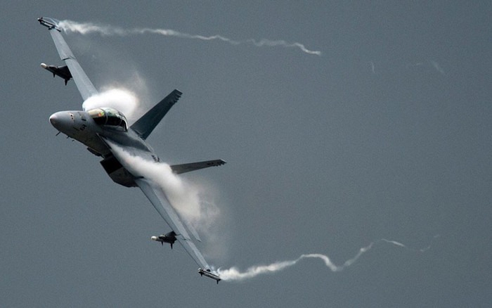 Tiêm kích McDonnell Douglas F/A-18 Hornet nhả khói trên bầu trời. Tiêm kích McDonnell Douglas F/A-18 Hornet nhả khói trên bầu trời.