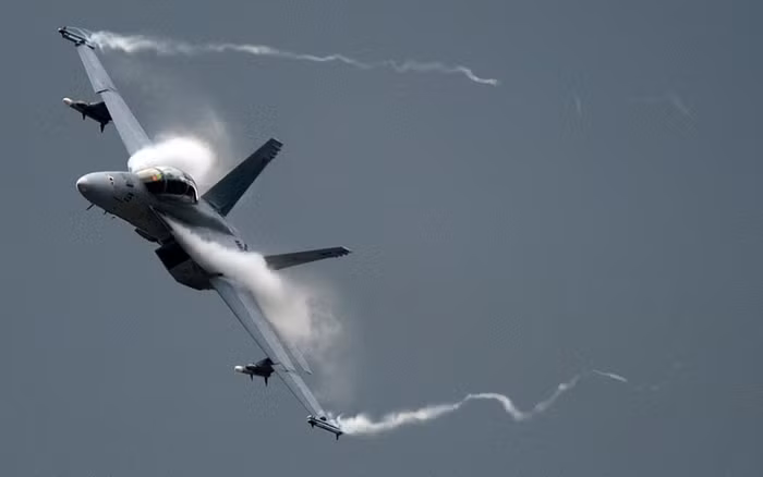 Tiêm kích McDonnell Douglas F/A-18 Hornet nhả khói trên bầu trời. Tiêm kích McDonnell Douglas F/A-18 Hornet nhả khói trên bầu trời.