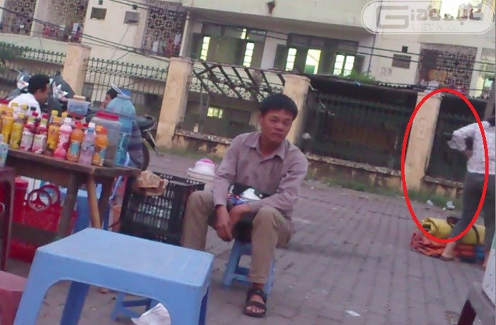 Rồi nhanh tay nhét chiếc ví vào cạp quần. Rồi nhanh tay nhét chiếc ví vào cạp quần.