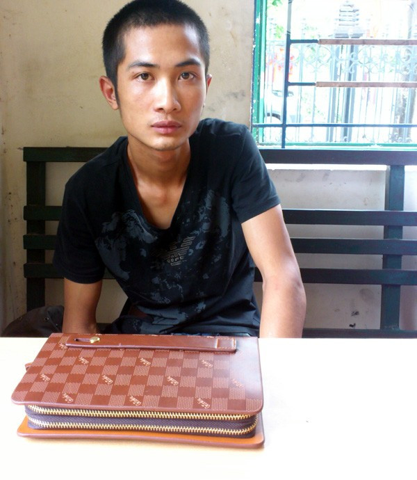Đối tượng Vũ Văn Hải và tang vật tại cơ quan điều tra. Đối tượng Vũ Văn Hải và tang vật tại cơ quan điều tra.