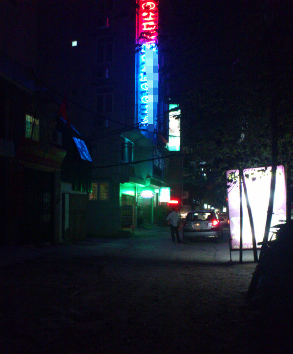 Gần 2h sáng 1/10, khách vào các nhà nghỉ vẫn nườm nượp Gần 2h sáng 1/10, khách vào các nhà nghỉ vẫn nườm nượp