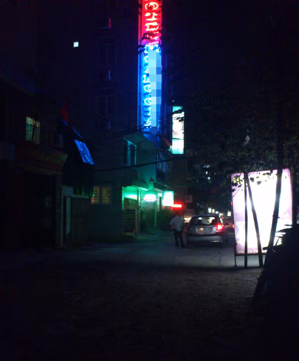 Gần 2h sáng 1/10, khách vào các nhà nghỉ vẫn nườm nượp