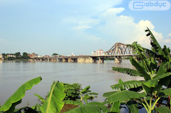 Cây cầu sắt cổ nhất Hà Thành đã trải qua nhiều thăng trầm và cũng là nơi nhiều nam thanh, nữ tú gieo mình tự vẫn Cây cầu sắt cổ nhất Hà Thành đã trải qua nhiều thăng trầm và cũng là nơi nhiều nam thanh, nữ tú gieo mình tự vẫn