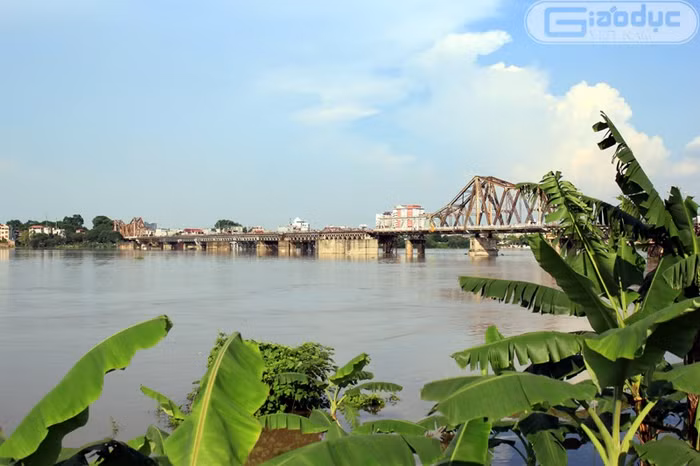 Cây cầu sắt cổ nhất Hà Thành đã trải qua nhiều thăng trầm và cũng là nơi nhiều nam thanh, nữ tú gieo mình tự vẫn
