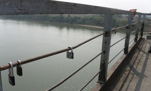 Khóa tình yêu tại "Nơi bắt đầu cũng là nơi kết thúc" - Ảnh: Internet Khóa tình yêu tại "Nơi bắt đầu cũng là nơi kết thúc" - Ảnh: Internet