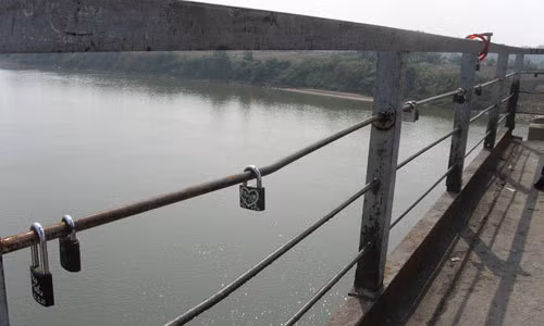Khóa tình yêu tại "Nơi bắt đầu cũng là nơi kết thúc" - Ảnh: Internet