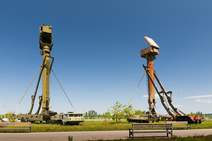 Hai radar bắt mục tiêu bay thấp của hệ thống tên lửa phòng không S-300. Hai radar bắt mục tiêu bay thấp của hệ thống tên lửa phòng không S-300.