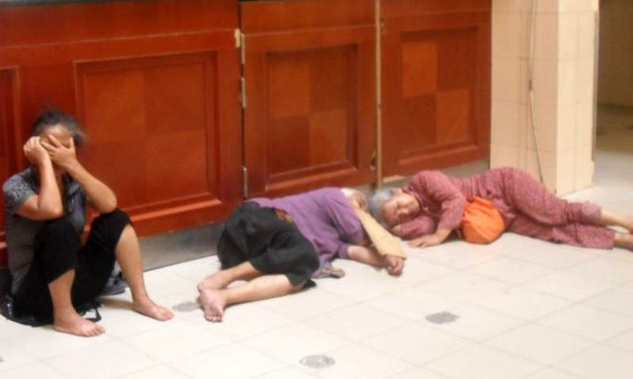 Họ trải chiếu dọc hai bên hành lang và chìm trong giấc ngủ bất kì lúc nào vì mệt mỏi. Họ trải chiếu dọc hai bên hành lang và chìm trong giấc ngủ bất kì lúc nào vì mệt mỏi.