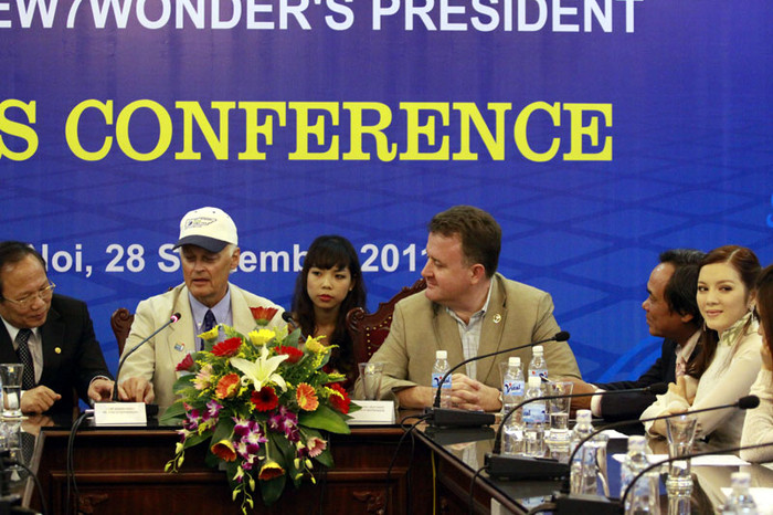 Với vai trò đại sứ Du lịch Việt Nam, Lý Nhã Kỳ (ngoài cùng bên phải) sẽ thực hiện nhiệm vụ theo Quy chế bổ nhiệm, miễn nhiệm, tiêu chuẩn, hoạt động, quyền, nghĩa vụ và trách nhiệm Đại sứ Du lịch Việt Nam. Với vai trò đại sứ Du lịch Việt Nam, Lý Nhã Kỳ (ngoài cùng bên phải) sẽ thực hiện nhiệm vụ theo Quy chế bổ nhiệm, miễn nhiệm, tiêu chuẩn, hoạt động, quyền, nghĩa vụ và trách nhiệm Đại sứ Du lịch Việt Nam.