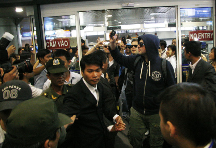 Và rồi các chàng trai của Westlife cũng đã xuất hiện trong tiếng hò reo của người hâm mộ. Và rồi các chàng trai của Westlife cũng đã xuất hiện trong tiếng hò reo của người hâm mộ.