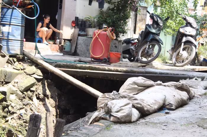 Người dân nấu nướng ngay trên mặt con mương nước đen