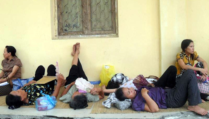 Trước thông tin Bộ Y tế điều chỉnh viện phí vào năm 2012, nhiều người trong đó chủ yếu là người nghèo mắc bệnh nặng đang rất lo lắng. Trước thông tin Bộ Y tế điều chỉnh viện phí vào năm 2012, nhiều người trong đó chủ yếu là người nghèo mắc bệnh nặng đang rất lo lắng.