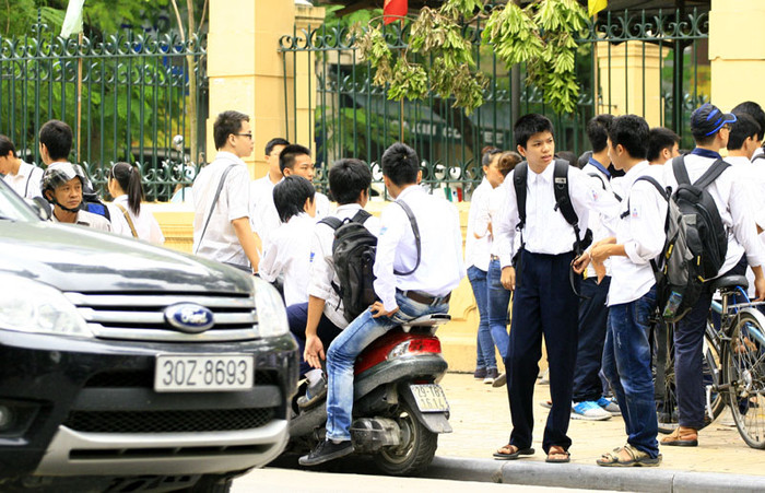 Ngay trước cổng trường các học sinh đi xe gắn máy mà không e sợ các thày cô hoặc các lực lượng chức năng Ngay trước cổng trường các học sinh đi xe gắn máy mà không e sợ các thày cô hoặc các lực lượng chức năng