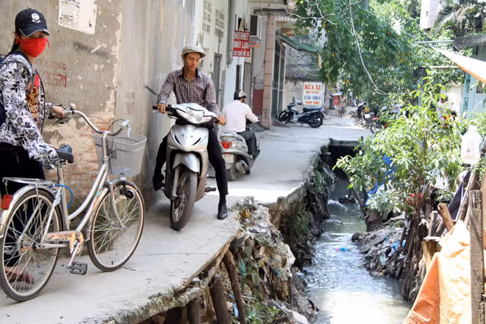 Không có bờ kè hai bên, con ngách nhỏ 34, ngõ 139, Khương Thượng, có những đoạn chỉ rộng chưa đầy... 80 cm khiến người đi đường nếu không cẩn thận có thể lăn xuống cống bất kì lúc nào.