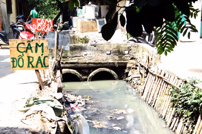 Thực tế, ngay từ đầu ngách rác rến bẩn thỉu lưới lòng mương đã khiến người đi đường rùng mình vì mùi hôi thối. Tuy nhiên, người dân trong ngách này vẫn hàng ngày phải hứng chịu những mùi khó chịu ấy.