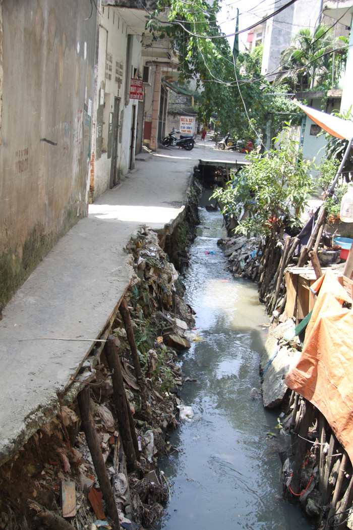 Diện tích của lòng mương khá rộng trong khi mặt đường đi bên trên lại quá nhỏ và được gia cố khá sơ sài bằng cọc che hoặc gỗ Diện tích của lòng mương khá rộng trong khi mặt đường đi bên trên lại quá nhỏ và được gia cố khá sơ sài bằng cọc che hoặc gỗ