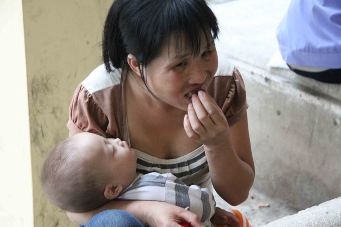 Tranh thủ lúc con ngủ, mẹ "tiếp năng lượng" Tranh thủ lúc con ngủ, mẹ "tiếp năng lượng"