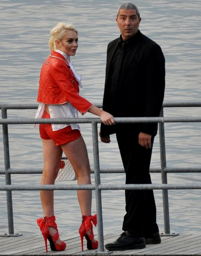 Vệ sĩ lúc nào cũng túc trực kè kè bên cô nàng.