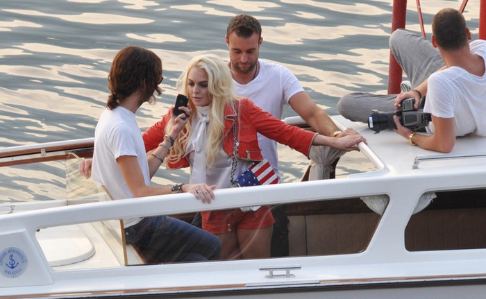 "Lindsay rất đẹp và rất chuyên nghiệp. Chúng tôi đã có những bức ảnh đẹp và sang trọng nhưng vẫn cực kì gợi cảm”, nhà thiết kế Philipp Plein cho biết.