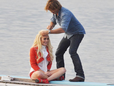 Các chuyên gia đang làm tóc cho Lindsay