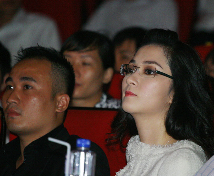 Phút trầm tư cân nhắc trước vẻ đẹp, tài năng của các thí sinh. Phút trầm tư cân nhắc trước vẻ đẹp, tài năng của các thí sinh.