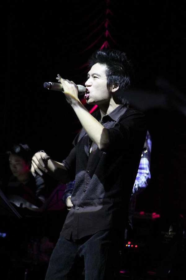 Trong khi đó, vocal Hoàng Hiệp của Ngũ Cung cũng "sung" không kém Trong khi đó, vocal Hoàng Hiệp của Ngũ Cung cũng "sung" không kém