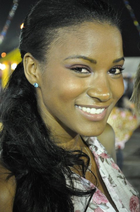 Ngoài đời, Leila Lopes là một cô gái giản dị và thân thiện. Tân hoa hậu hoàn vũ từng thú nhận rằng, cô thích những trang phục khỏe khoắn như áo thun và quần Jeans. Ngoài đời, Leila Lopes là một cô gái giản dị và thân thiện. Tân hoa hậu hoàn vũ từng thú nhận rằng, cô thích những trang phục khỏe khoắn như áo thun và quần Jeans.