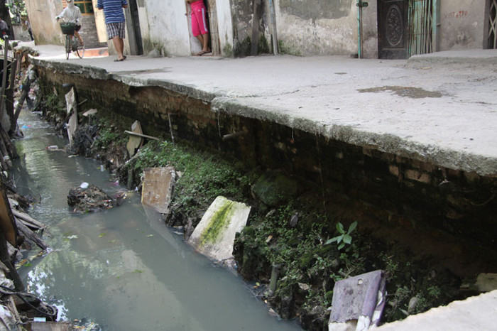 Một số đoạn trong ngách người mới đến thực sự rùng mình khi nhìn ở bên dưới được chống đỡ sơ sài có thể sập bất kì lúc nào Một số đoạn trong ngách người mới đến thực sự rùng mình khi nhìn ở bên dưới được chống đỡ sơ sài có thể sập bất kì lúc nào