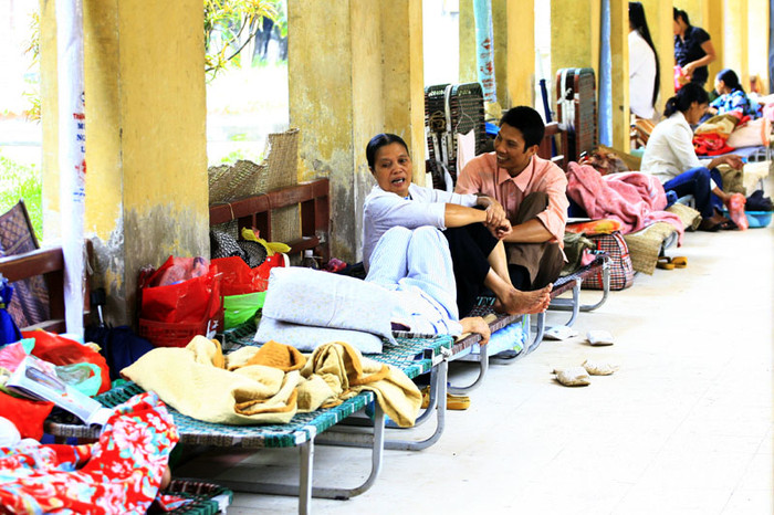 Người nhà nằm giường xếp dọc hành lang Người nhà nằm giường xếp dọc hành lang